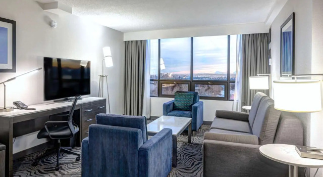 Двухместный люкс с 2 комнатами DoubleTree by Hilton Calgary North