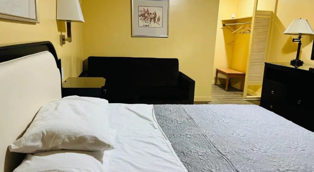 Двухместный люкс с видом на бассейн Sunset Inn