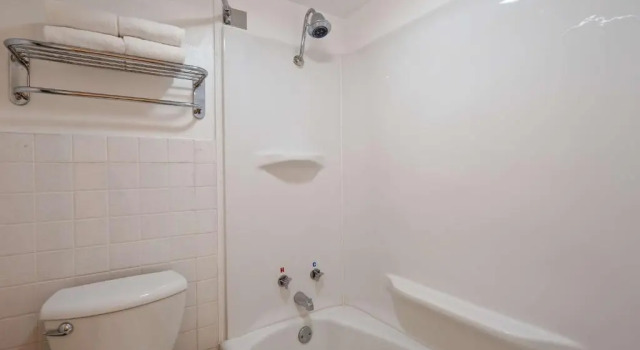 Четырёхместный номер Standard с видом на бассейн Sturgis Lodge & Suites, Travelodge by Wyndham