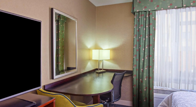 Четырёхместный номер Standard Hampton Inn and Suites Merced