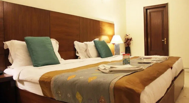 OYO 610 Hotel Residence Phase 3, Забронировать Отель Гургаон 