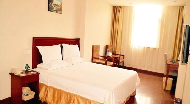 GreenTree Inn Huainan South People Road Hotel, Book Hotel Hoteller i Huainan med parkering, Parkering