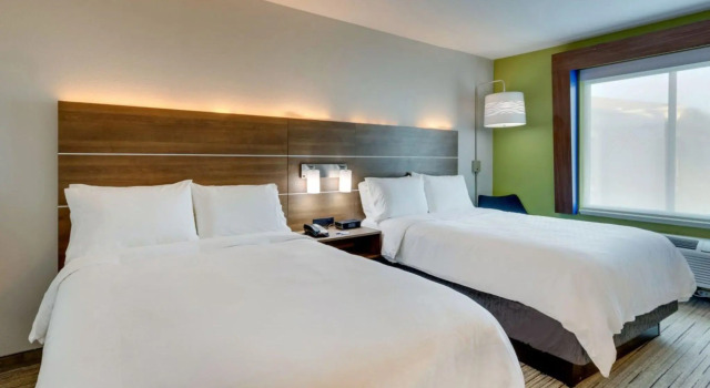 Четырёхместный номер Standard Holiday Inn Express Hotel & Suites Mankato East by IHG