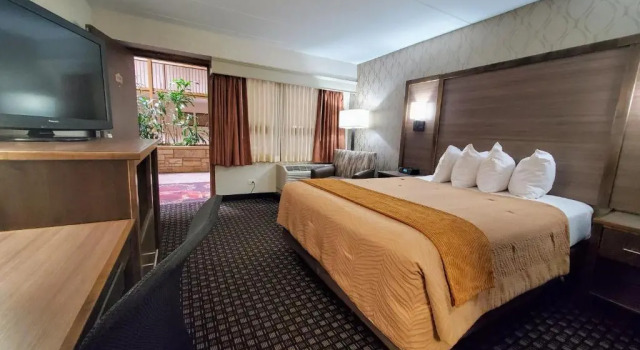 Двухместный номер Standard AmericInn by Wyndham Watertown