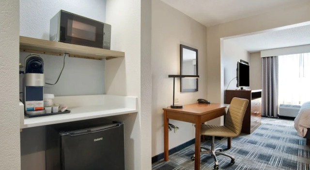 Четырёхместный номер Standard Holiday Inn Express & Suites - Mobile - I-65 by IHG
