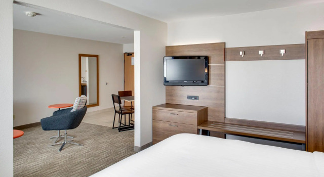 Двухместный люкс с 2 комнатами Holiday Inn Express Hotel & Suites Chickasha by IHG