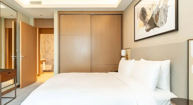 Luxury StayCation - Modern Comfort: 3-BR at The Address Opera, Забронировать Апартаменты/квартира Дубай Эмират Дубай, рядом с Дубайский аквариум