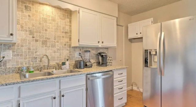 Коттедж Lovely Colorado Springs Home: Mtn Views & Hot Tub!