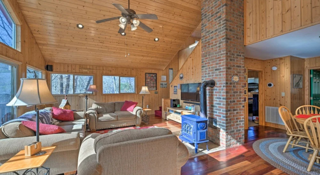 North Carolina Escape w/ Deck, Grill & Fire Pit!, Buchen Sie Ferienhaus Bryson City 