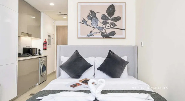 Large Balcony Studio 10 Minutes From Dubai Mall