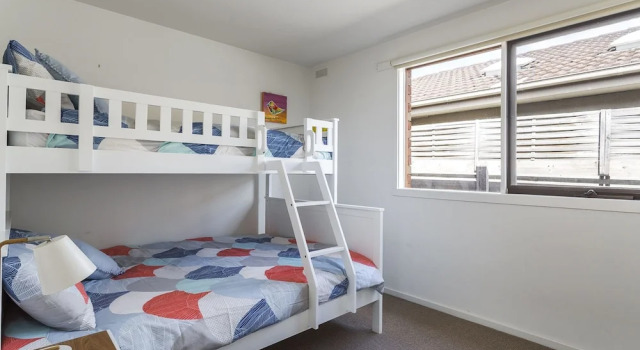 Iluka - stroll to Tyrone Foreshore, Book Hotel Melbourne 