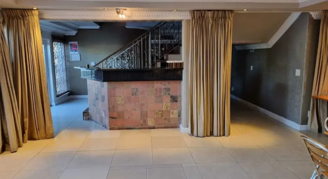 Savoy Lodge - Nice Budget Triple Room 2, Забронировать Гостевой дом Отели Cape Peninsula с бассейном, Бассейн