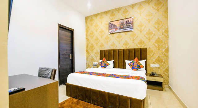 Номер Deluxe Fabhotel Royal Regency I