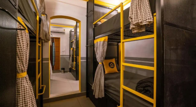 Кровать в общем номере The Hosteller Fort Kochi