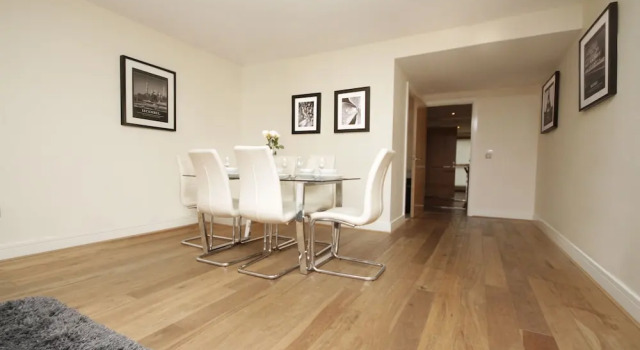 Grand Canal Quay Apt Sleeps 10, Забронировать Отель Отели Дублина 4 звезды, рядом с Стадион для собачьих бегов Шелбурн-парк, 4*