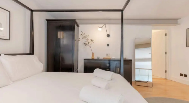 Chic 1BD Maisonette W/hot Tub, King's Cross!, Забронировать Апартаменты/квартира Лондон Большой Лондон, рядом с St Pancras Hospital