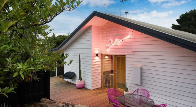 Dollywood, Book Hotel Daylesford 