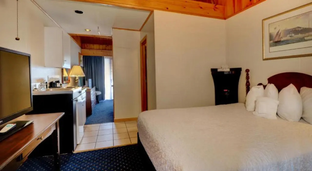 Четырёхместный номер Standard с видом на океан Waves Oceanfront Resort
