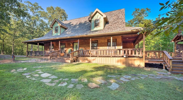 Коттедж Broken Bow Retreat on 2 Acres w/ Hot Tub & Deck!
