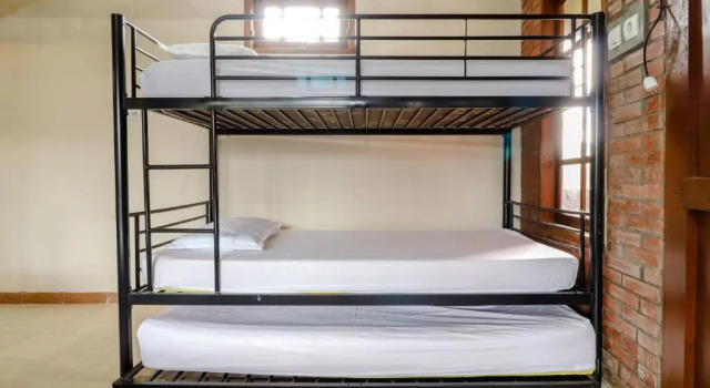 Bett im Wohnheim Omah Kemiri 4 Yogyakarta