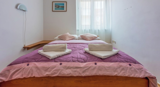 Room Laura, Забронировать Отель Отели Приморско-Горанской жупания с парковкой, Парковка