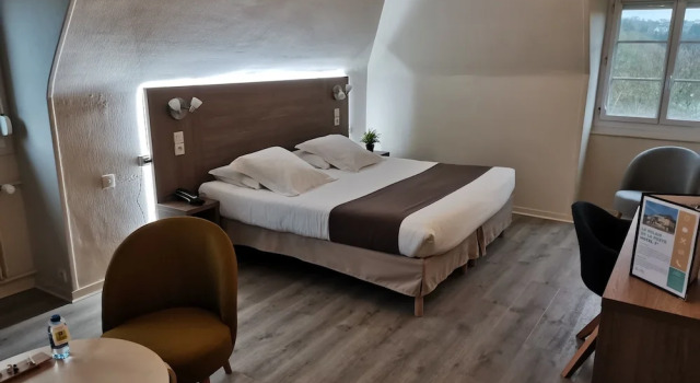 Четырёхместный семейный номер Standard Logis Hotel Le Relais De La Poste Restaurant Le Fil du Temps