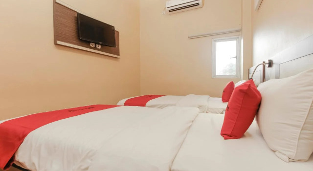 RedDoorz Plus near Bundaran Besar Palangkaraya, Book Hotel Palangkaraya 
