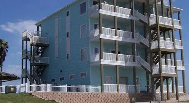 Кровать в общем номере Beachgate CondoSuites and Oceanfront Resort