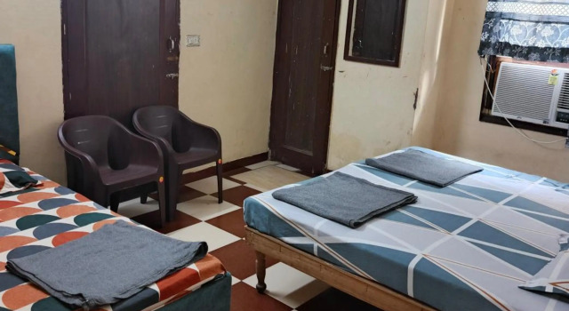 MJ Chawla Homestay double bed attached bathroom room, Book Hotel Amritsar Punjab