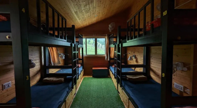 Кровать в общем номере The Door to Nirvana Backpackers Hostel Kotagiri