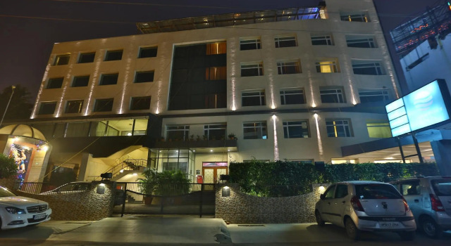 Comfort Inn, Забронировать Отель Вибхути Кханд штат Уттар-Прадеш