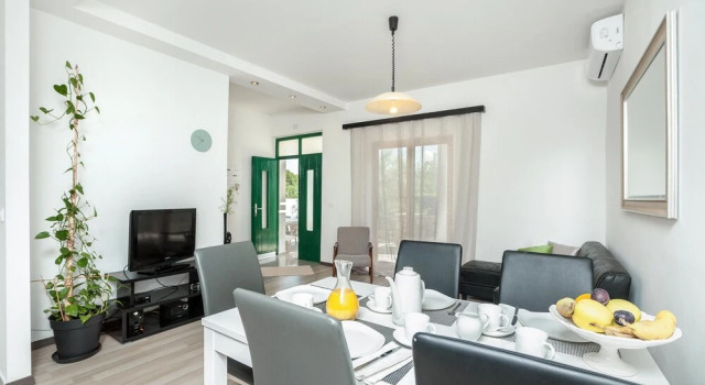 Stunning Home in Lukoran With Outdoor Swimming Pool, Wifi and 4 Bedrooms, Забронировать Отель  , рядом с Пляж Ловре