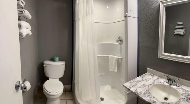 Четырёхместный номер Standard Americas Best Value Inn and Suites Groves