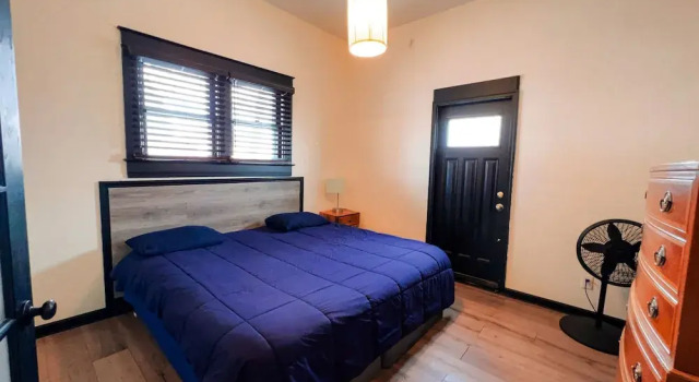 The Pub with Private Yard & Parking, Near the Falls & Casino by Niagara Hospitality, Buchen Sie Ferienwohnung Niagara Falls 
