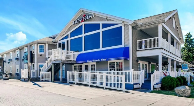 Grand Islander Hotel