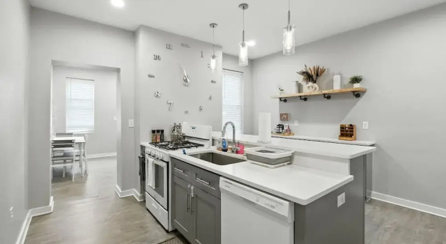 Коттедж Cozy Historic Row Home- Near Stadiums! 3 Bedroom Home