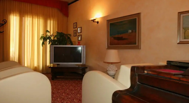 Hotel Giardinetto, Забронировать Отель Отели в центре Дезенцано-дель-Гарды с завтраком, отели в центре Дезенцано-дель-Гарды с завтраком
