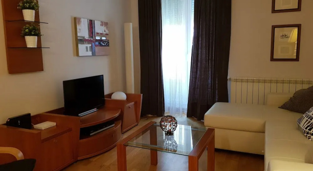 18 Torres Alfonso, Забронировать Отель Отели Сарагосы с парковкой, рядом с Парафия Сан-Мигель-де-лос-Наваррос, Парковка