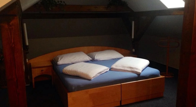 Hotel Zlaty Lev, Book Hotel Hoteller i Jizera Mountains med parkering, Parkering