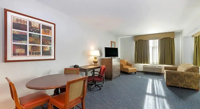 Люкс Deluxe La Quinta by Wyndham Omaha Airport Downtown