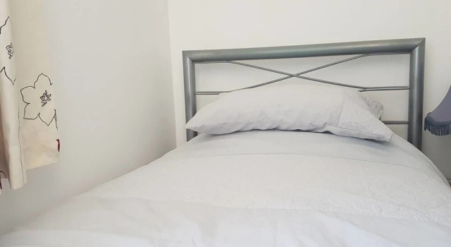 Spacious 2 Bedroom Apartment Sleeps 6 With Parking, Rezervați Apartament Chatham Kent, aproape de Historic Chatham Dockyard