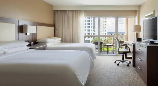 Четырёхместный номер Standard с балконом и с видом на океан Fort Lauderdale Marriott Pompano Beach Resort