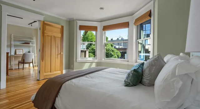 Historic Hideaway in BC, Забронировать Дом для отпуска Виллы Ванкувера, рядом с Olympic Village Skytrain Station, Вилла