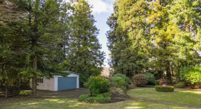 Moncur - Rotorua Holiday Home, Забронировать Отель Отели Роторуа с парковкой, Парковка