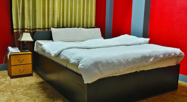 Hotel Maroon