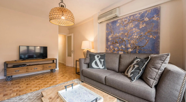 Centro Madrid Downtown Holiday Rentals M(Maz10), Забронировать Отель центр города Мадрид, рядом с Церковь Св. Терезы и Св. Иосифа
