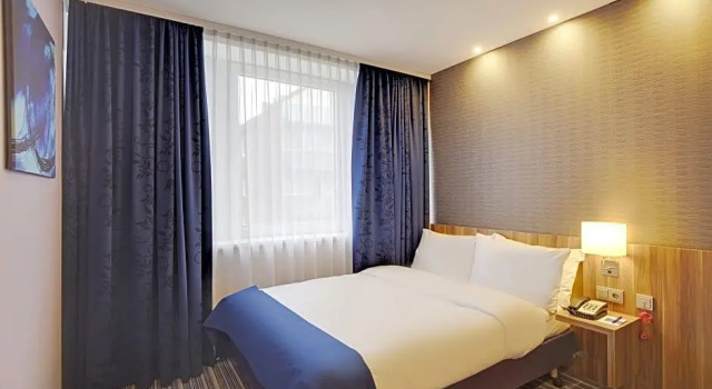 Кровать в общем номере Premier Inn Hamburg City Alster