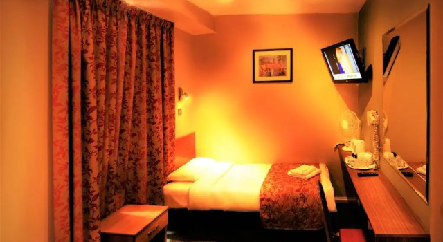 Трёхместный номер Standard Westbury Hotel