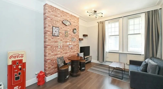 Beautiful flat Next to Victoria Station