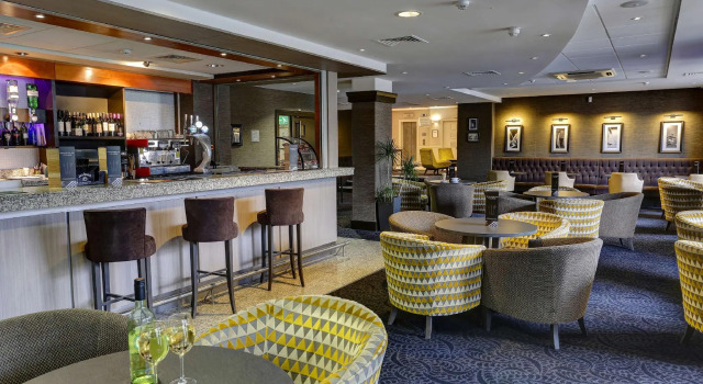 Кровать в общем номере Best Western Cresta Court Hotel Manchester